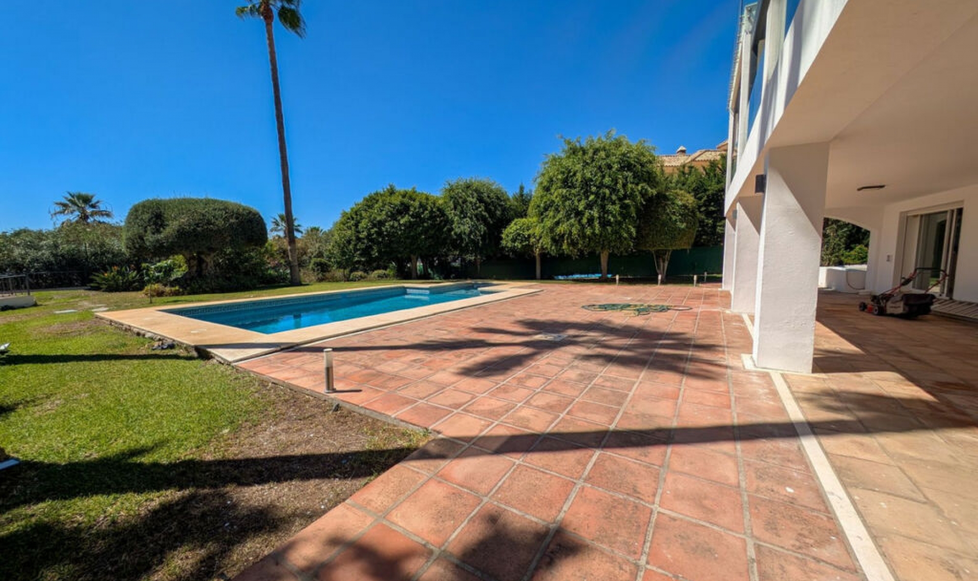 Resale - House -
Nueva Andalucía