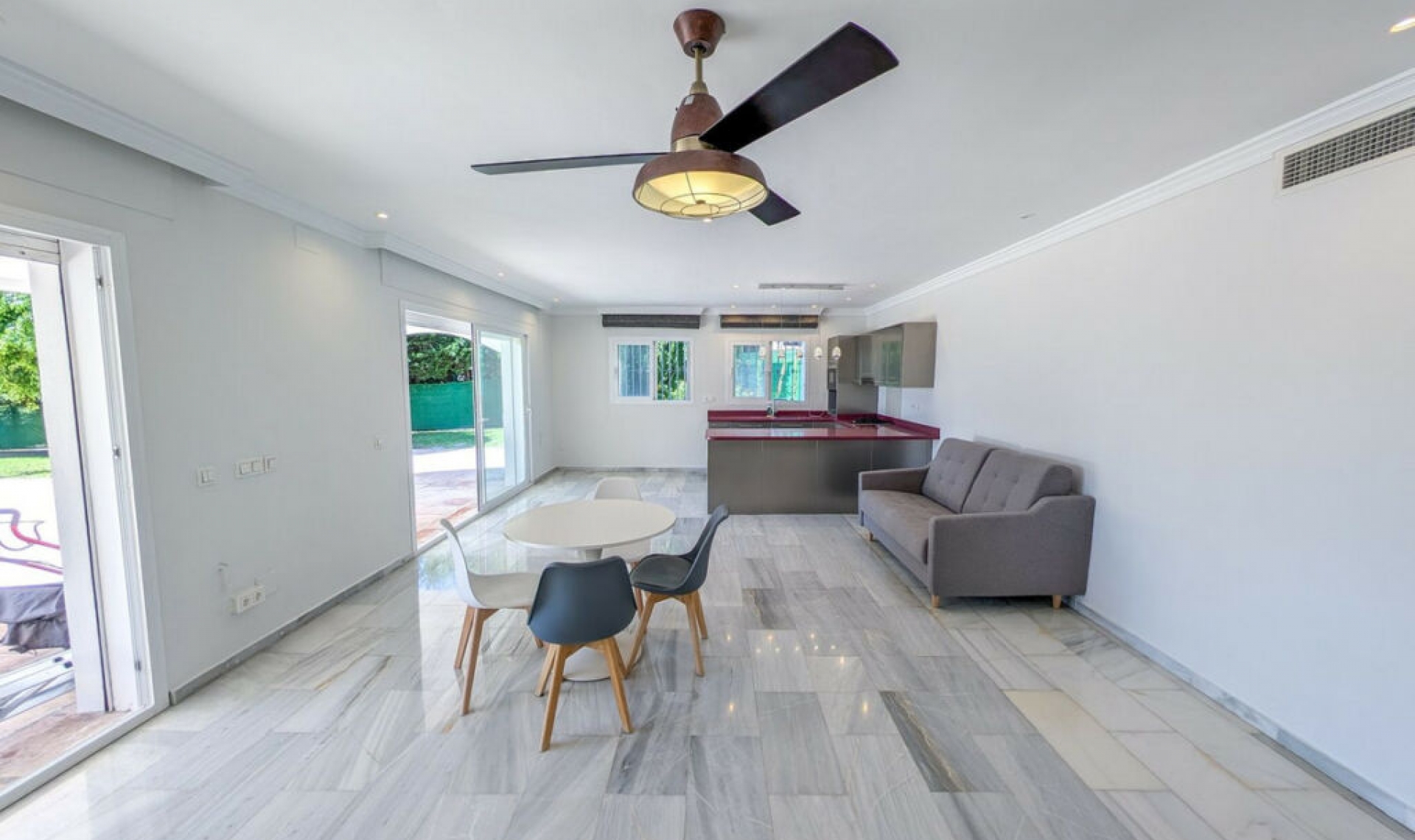 Resale - House -
Nueva Andalucía