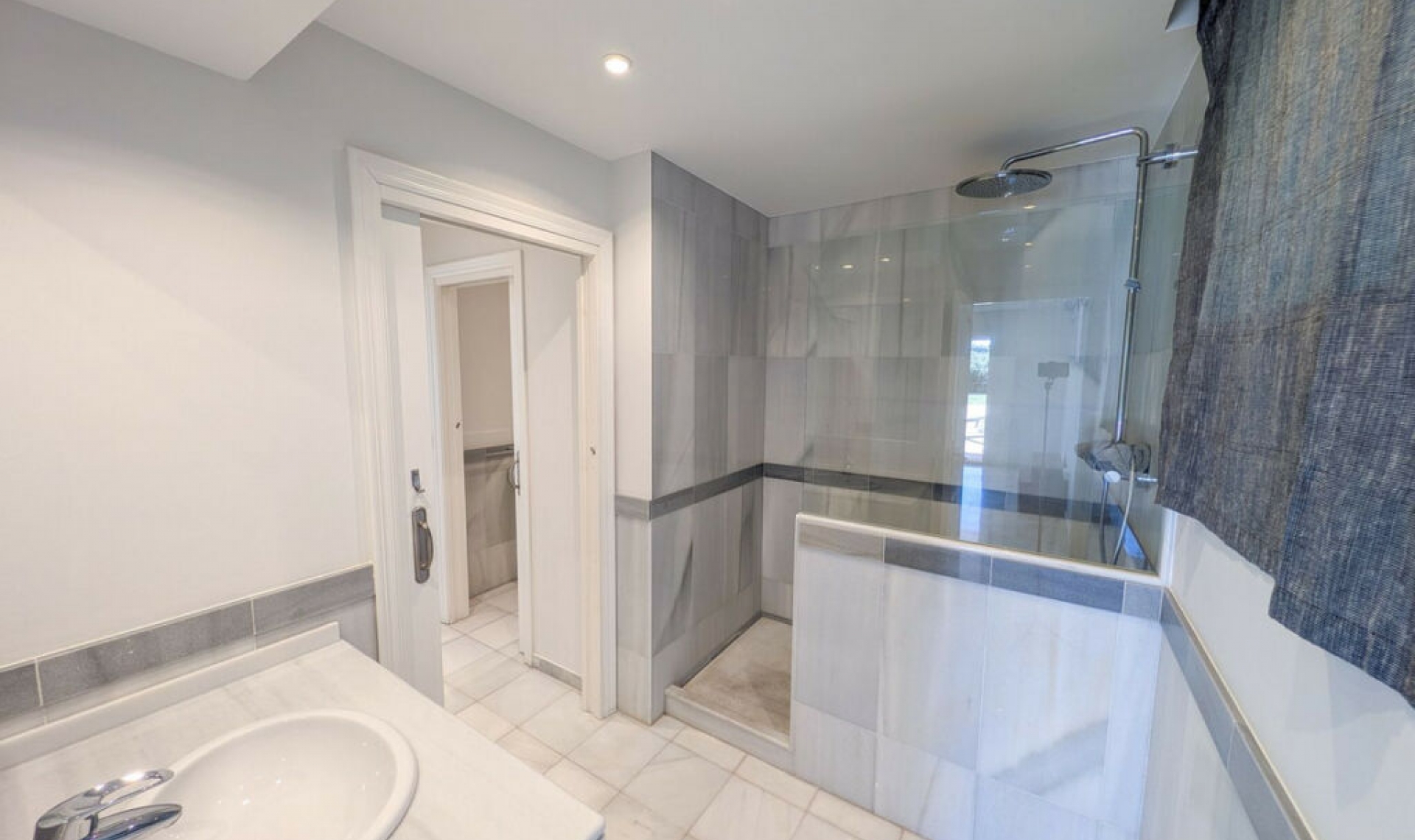 Resale - House -
Nueva Andalucía