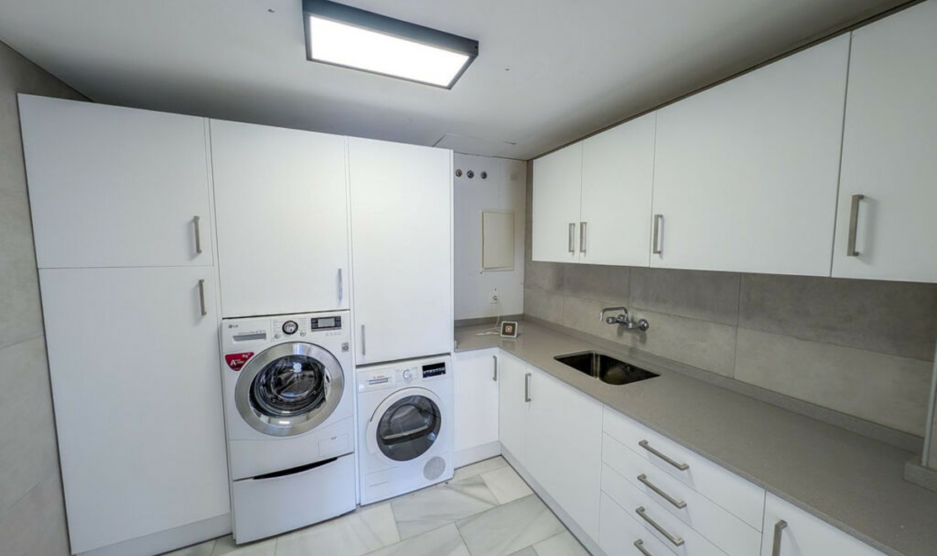 Resale - House -
Nueva Andalucía