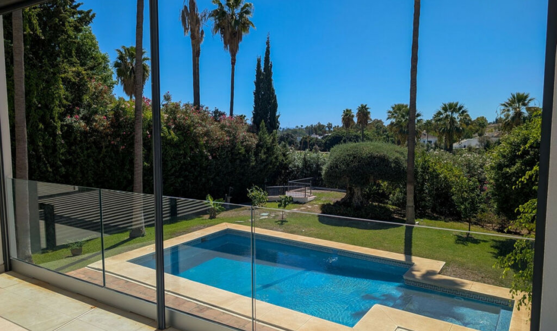 Resale - House -
Nueva Andalucía