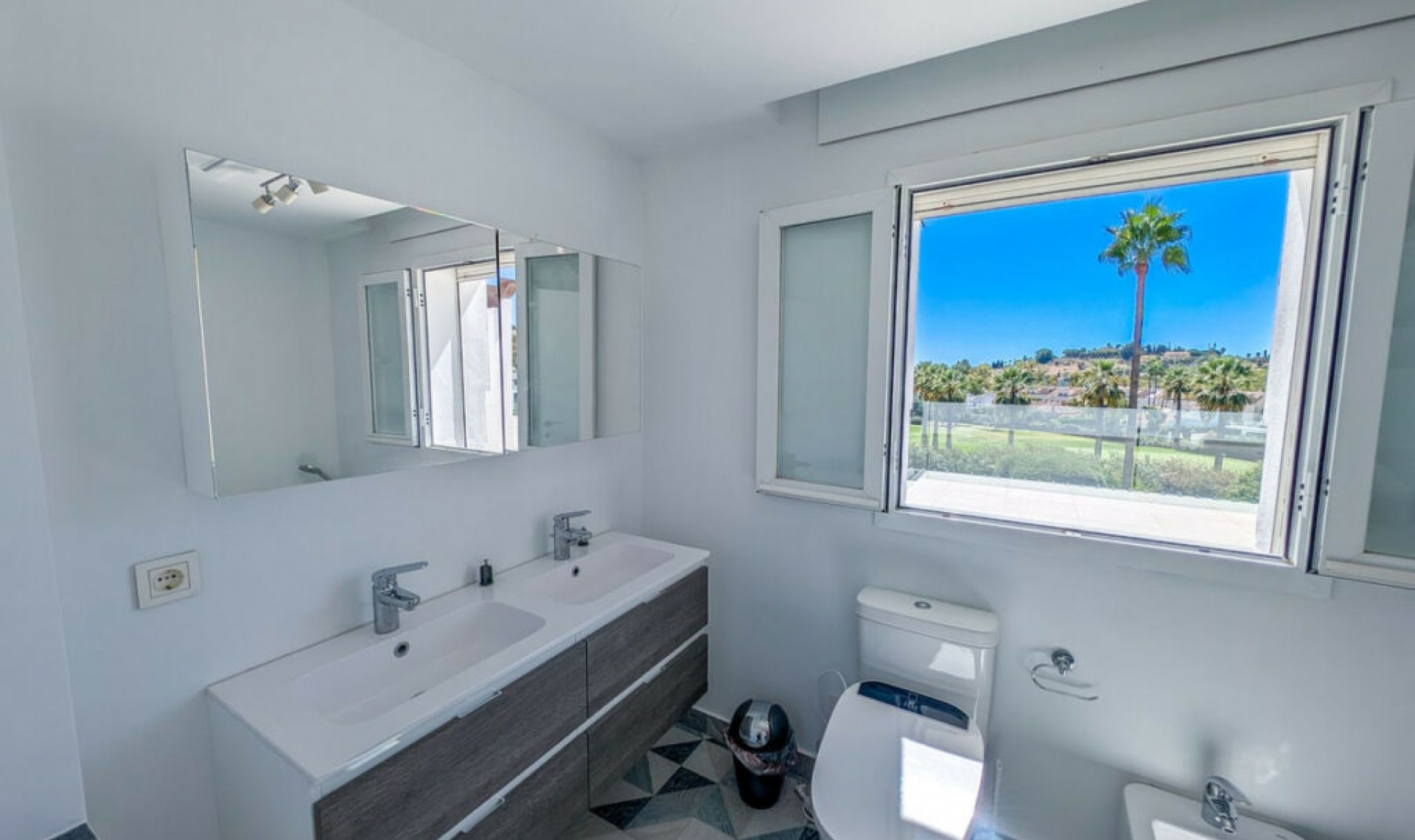 Resale - House -
Nueva Andalucía