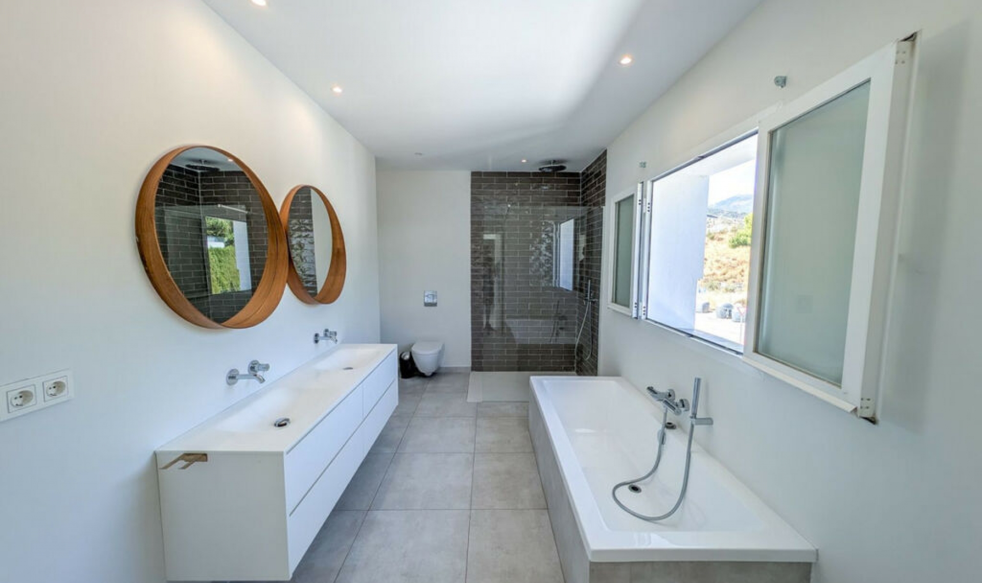 Resale - House -
Nueva Andalucía