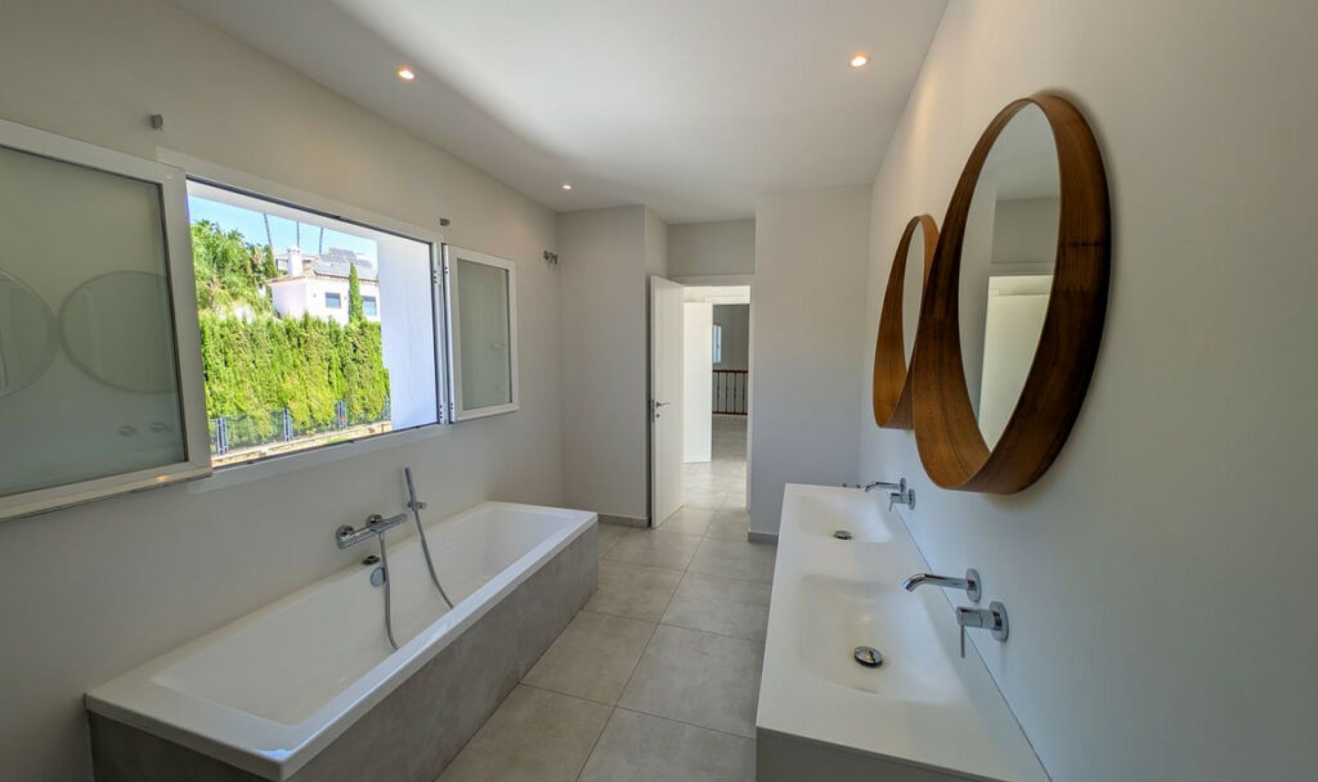 Resale - House -
Nueva Andalucía