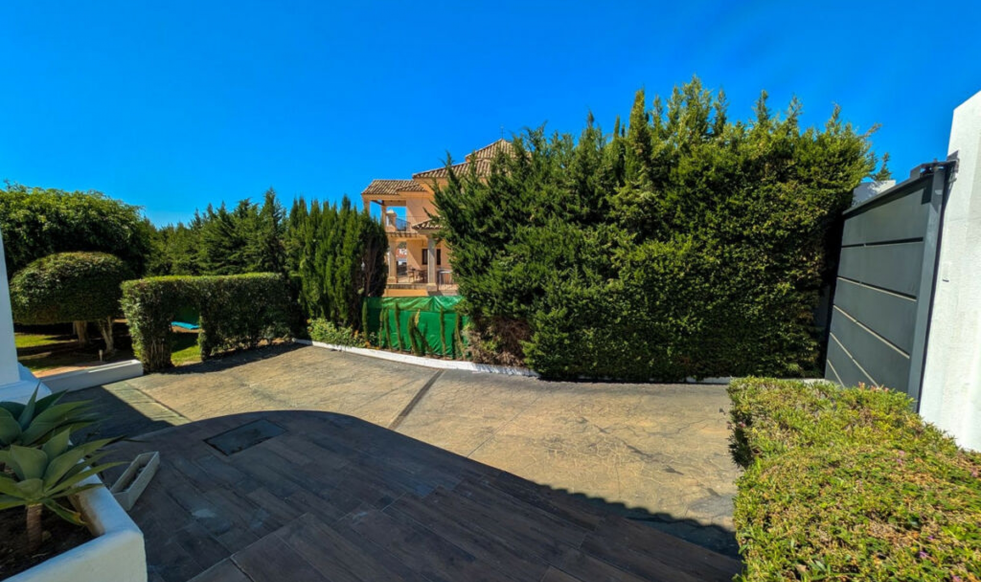 Resale - House -
Nueva Andalucía