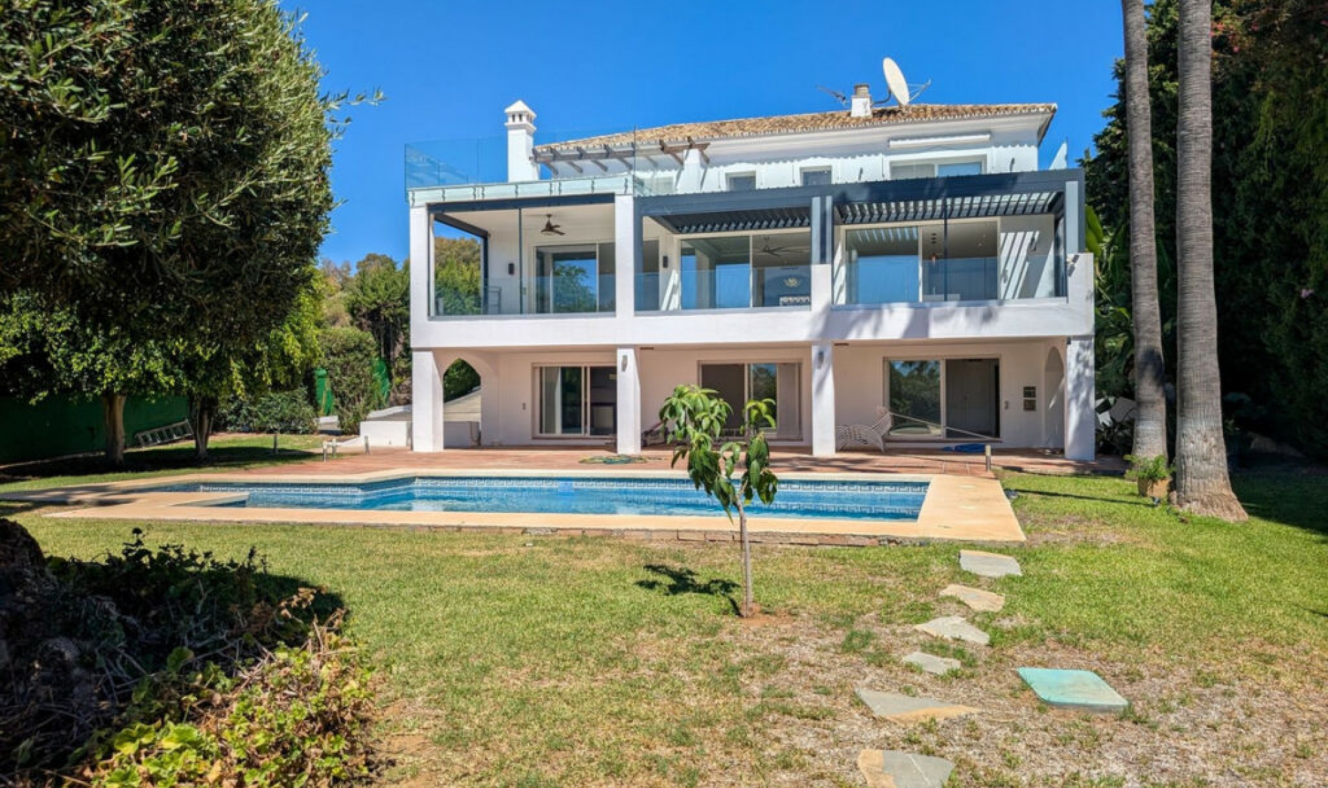Resale - House -
Nueva Andalucía