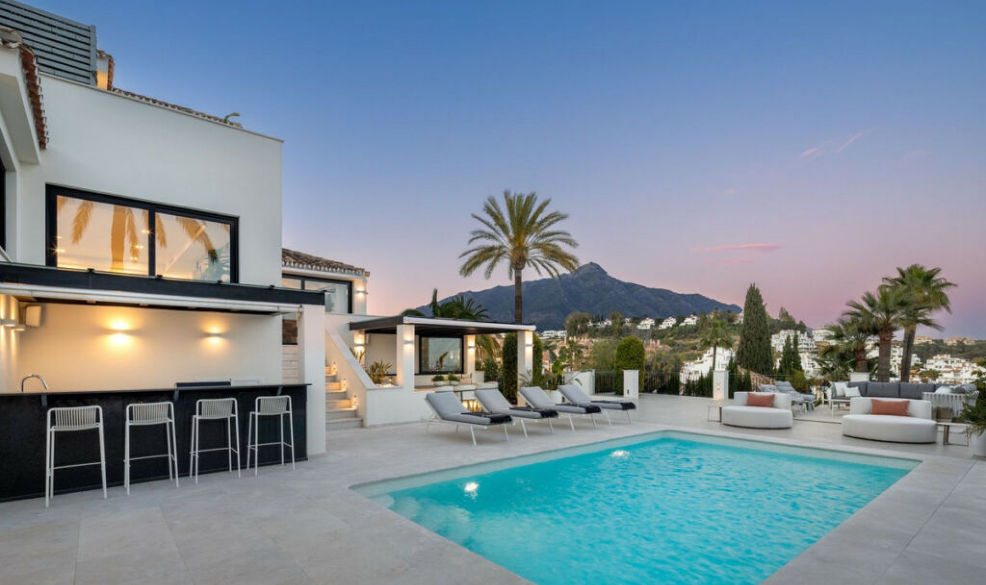 Resale - House -
Nueva Andalucía