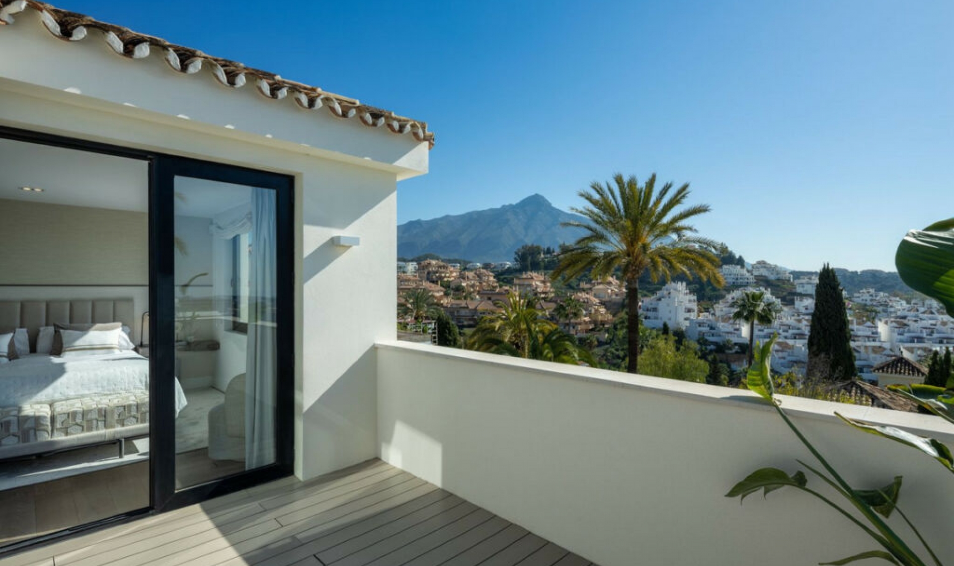 Resale - House -
Nueva Andalucía