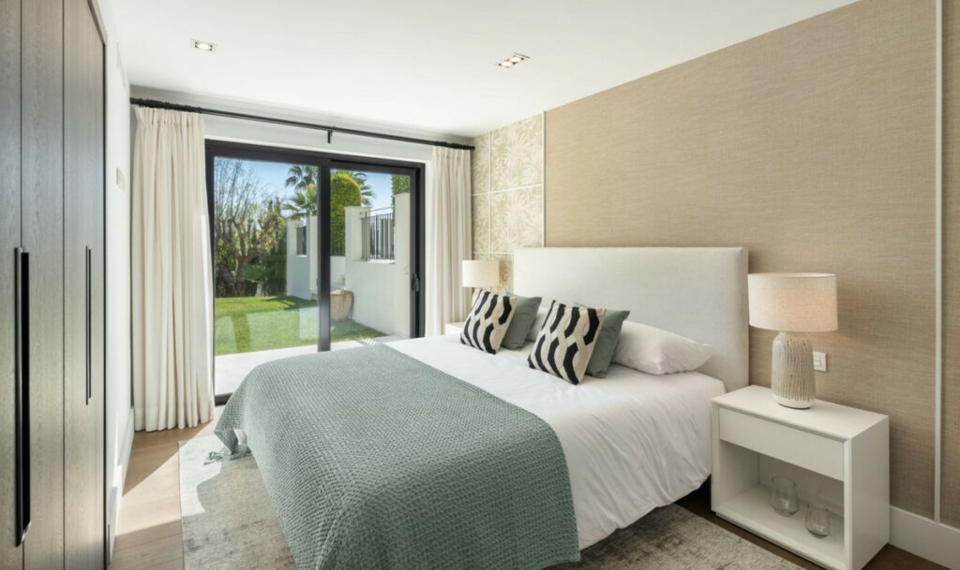 Resale - House -
Nueva Andalucía