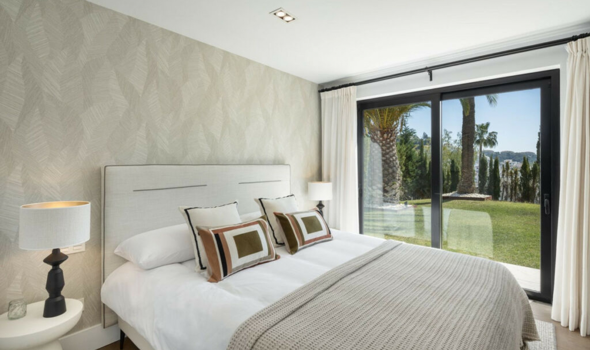 Resale - House -
Nueva Andalucía