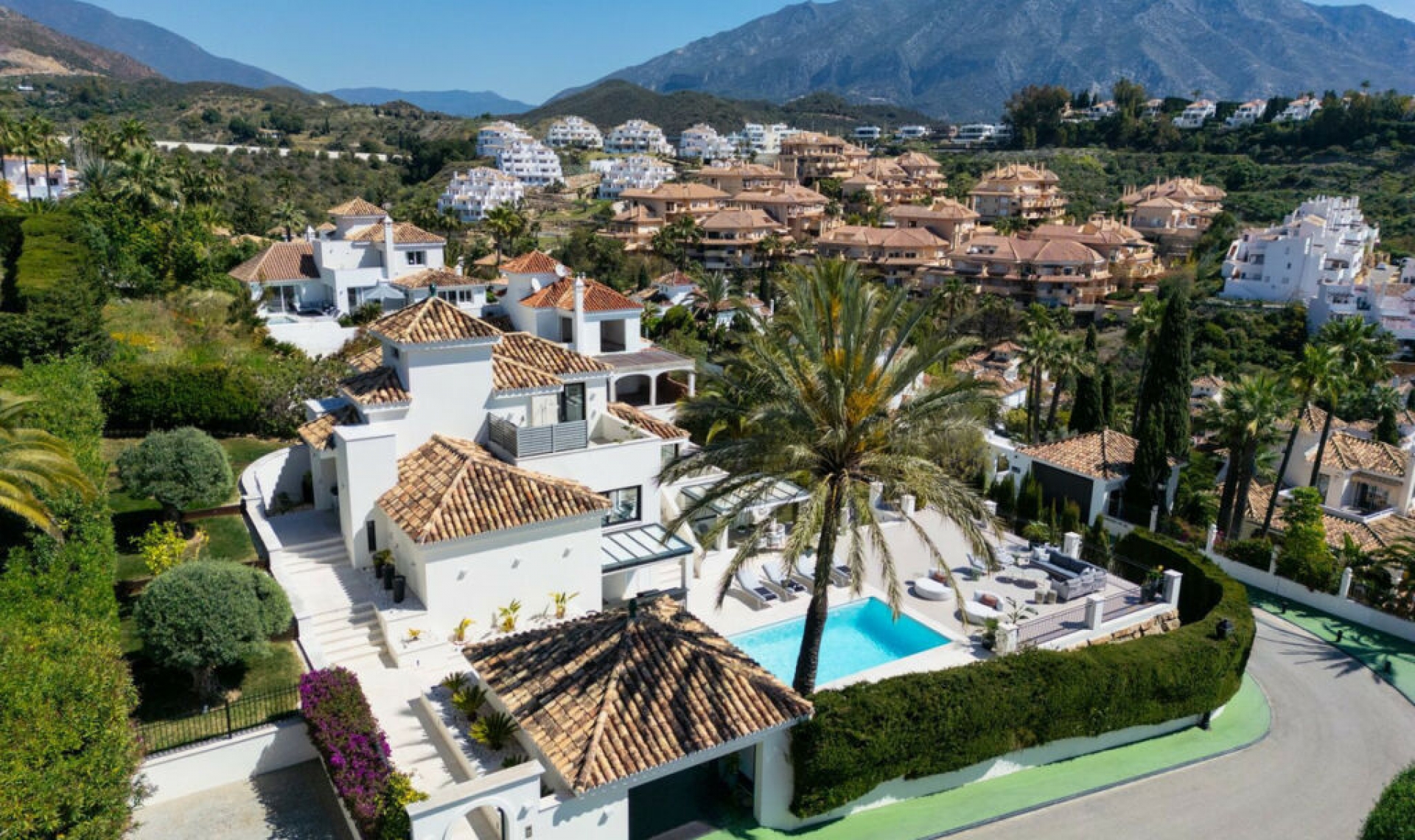 Resale - House -
Nueva Andalucía