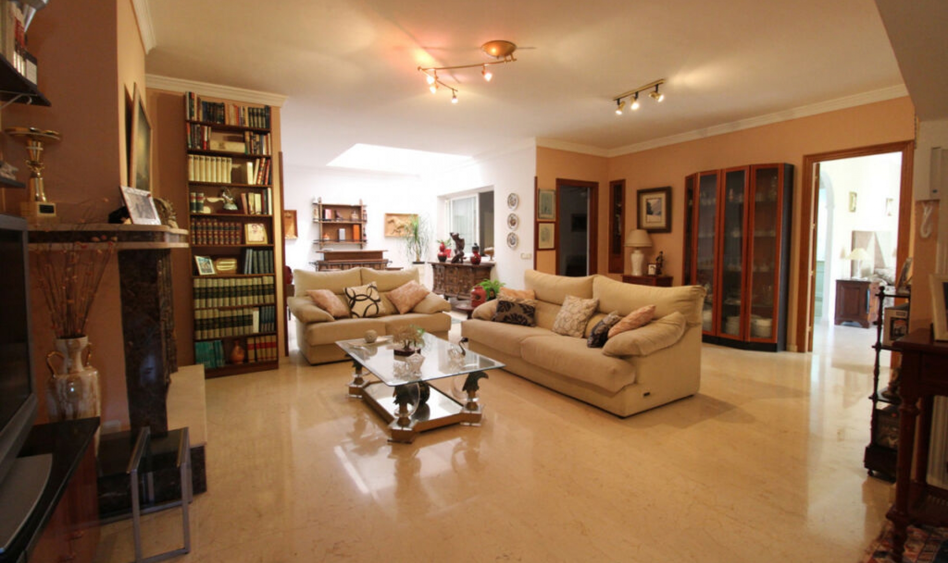 Resale - House -
Nueva Andalucía