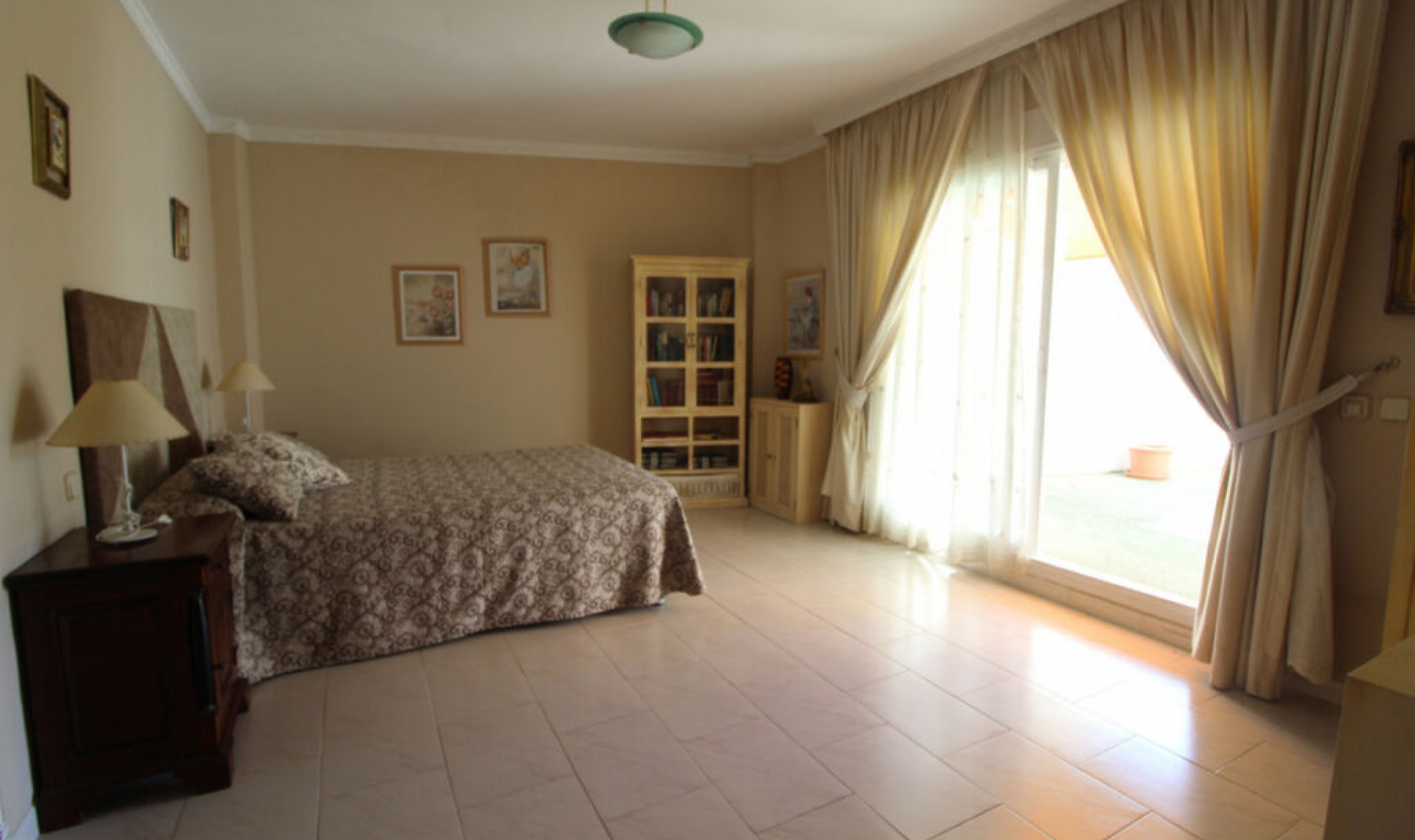 Resale - House -
Nueva Andalucía