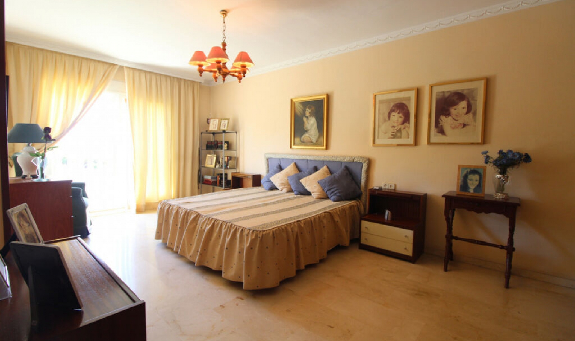 Resale - House -
Nueva Andalucía