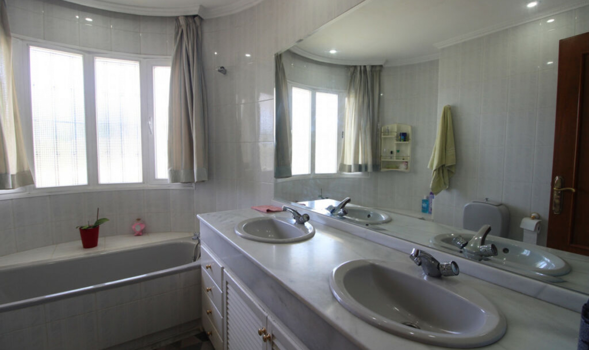 Resale - House -
Nueva Andalucía