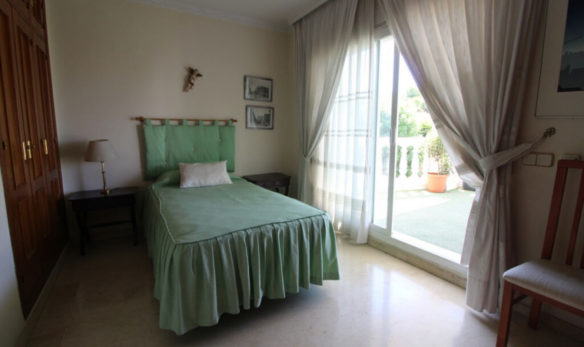 Resale - House -
Nueva Andalucía