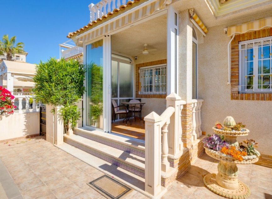 Resale - House -
Orihuela Costa