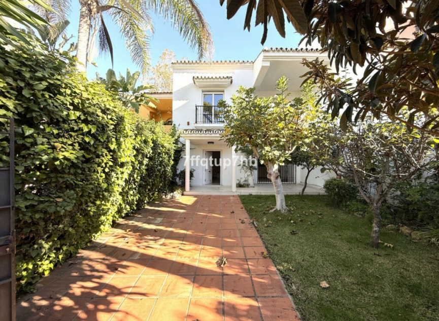 Resale - House -
Puerto Banús
