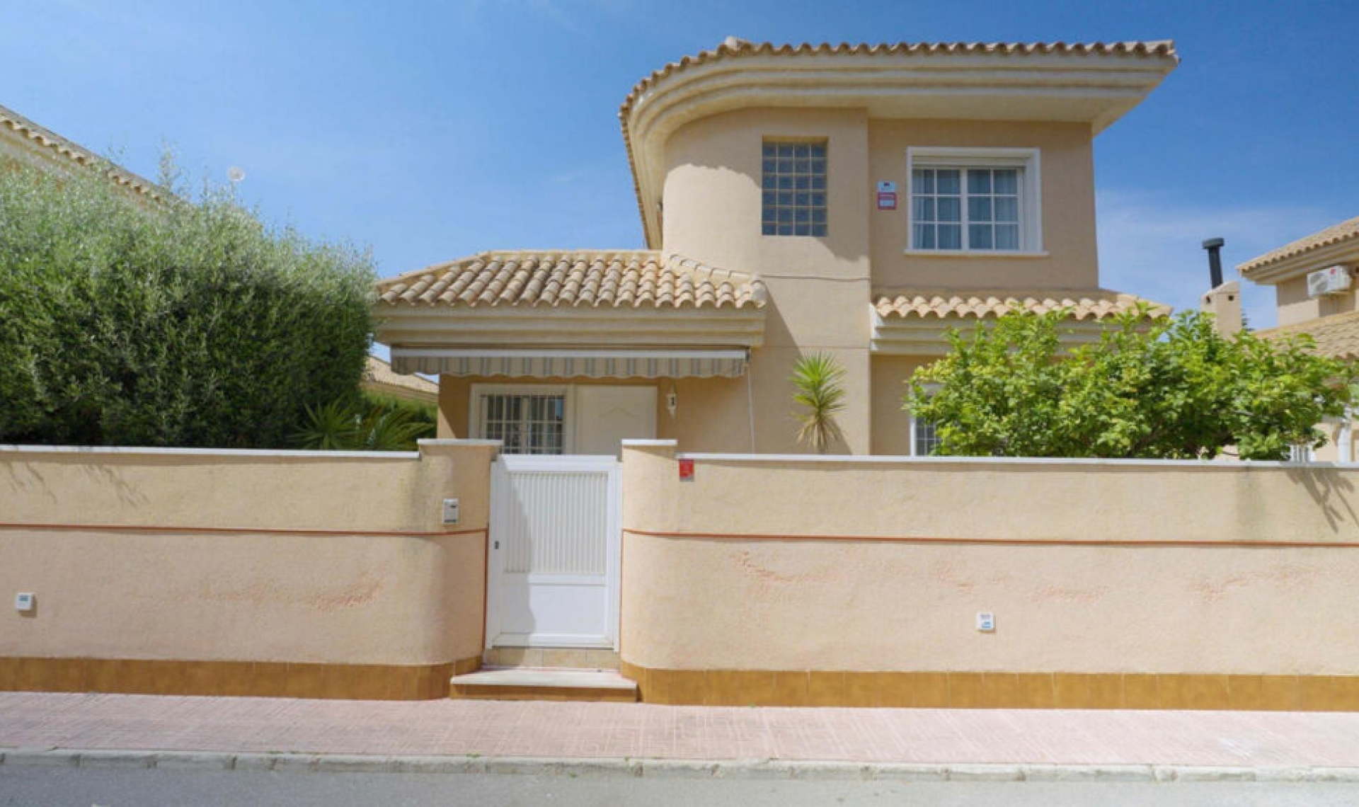 Resale - House -
Punta Prima