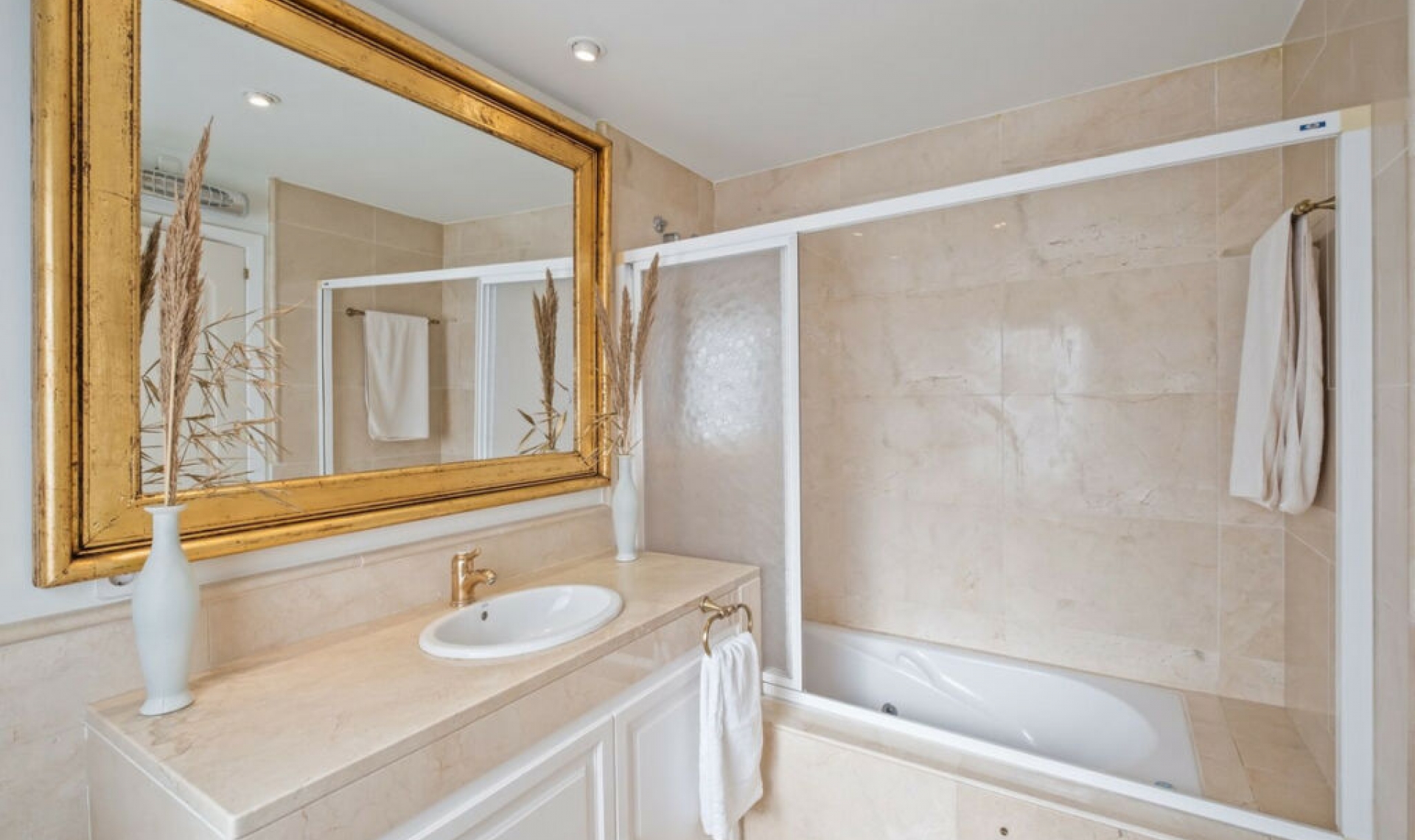 Resale - House -
Reserva de Marbella