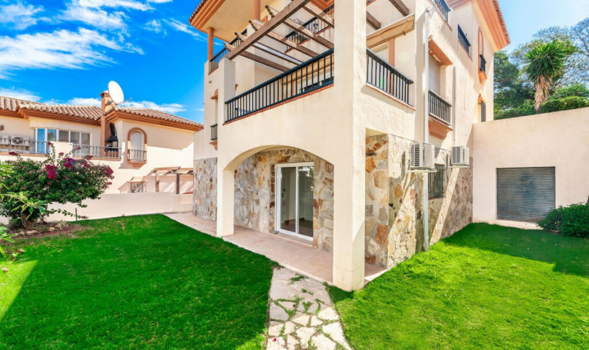 Resale - House -
Riviera del Sol