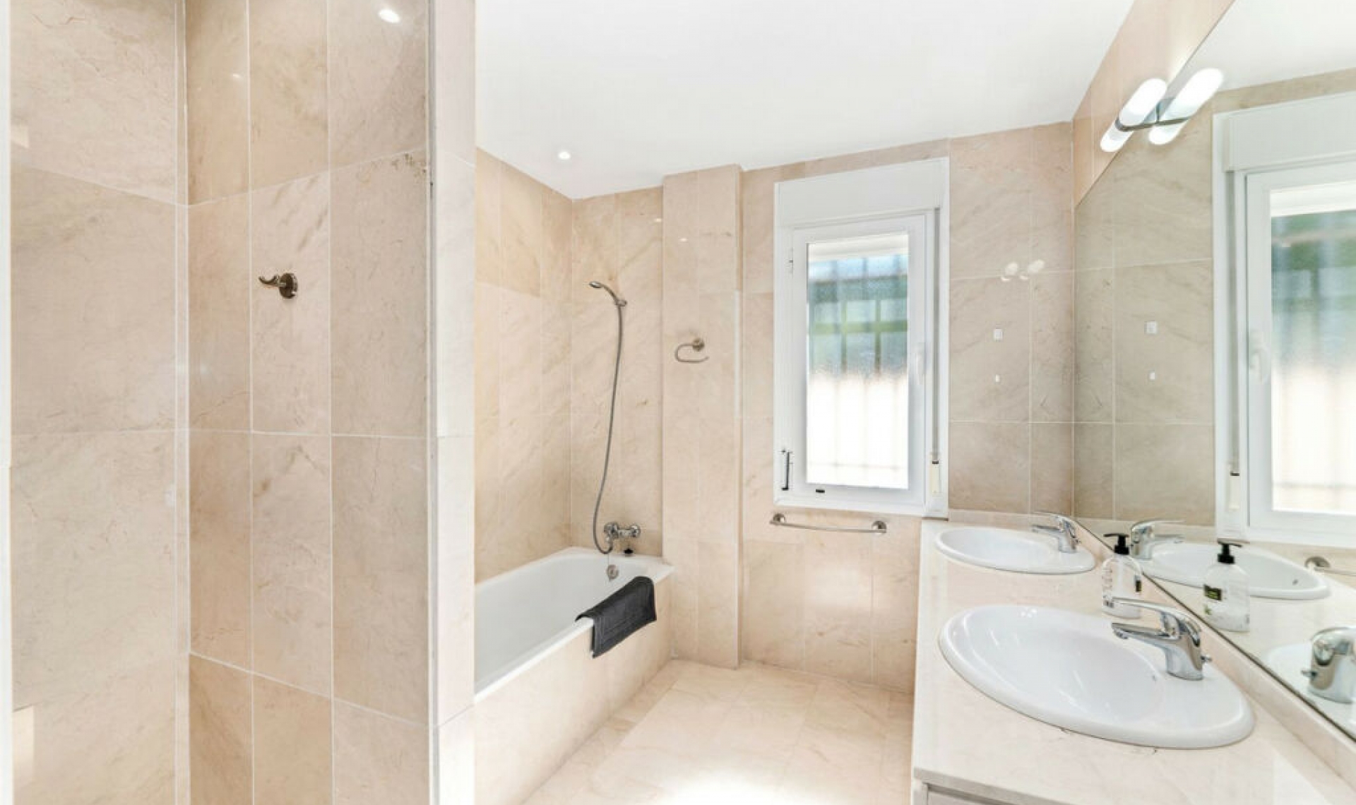 Resale - House -
Riviera del Sol