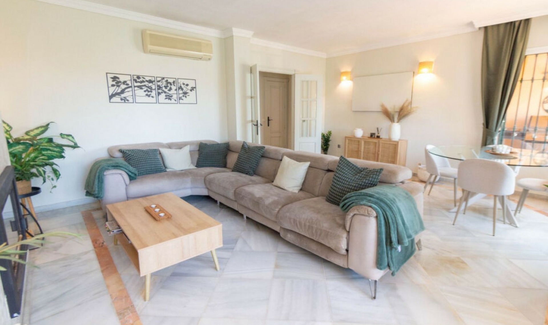 Resale - House -
Riviera del Sol