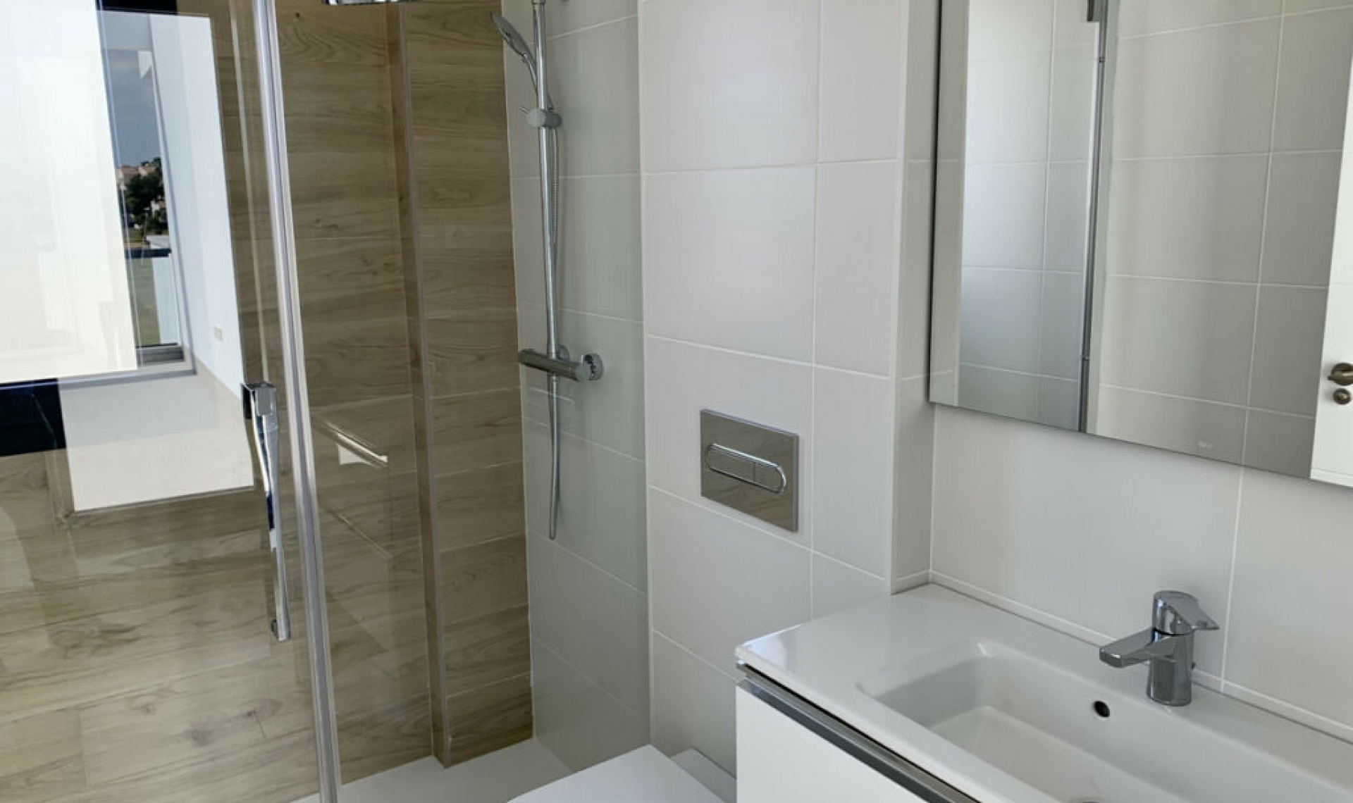 Resale - House -
Roda Golf