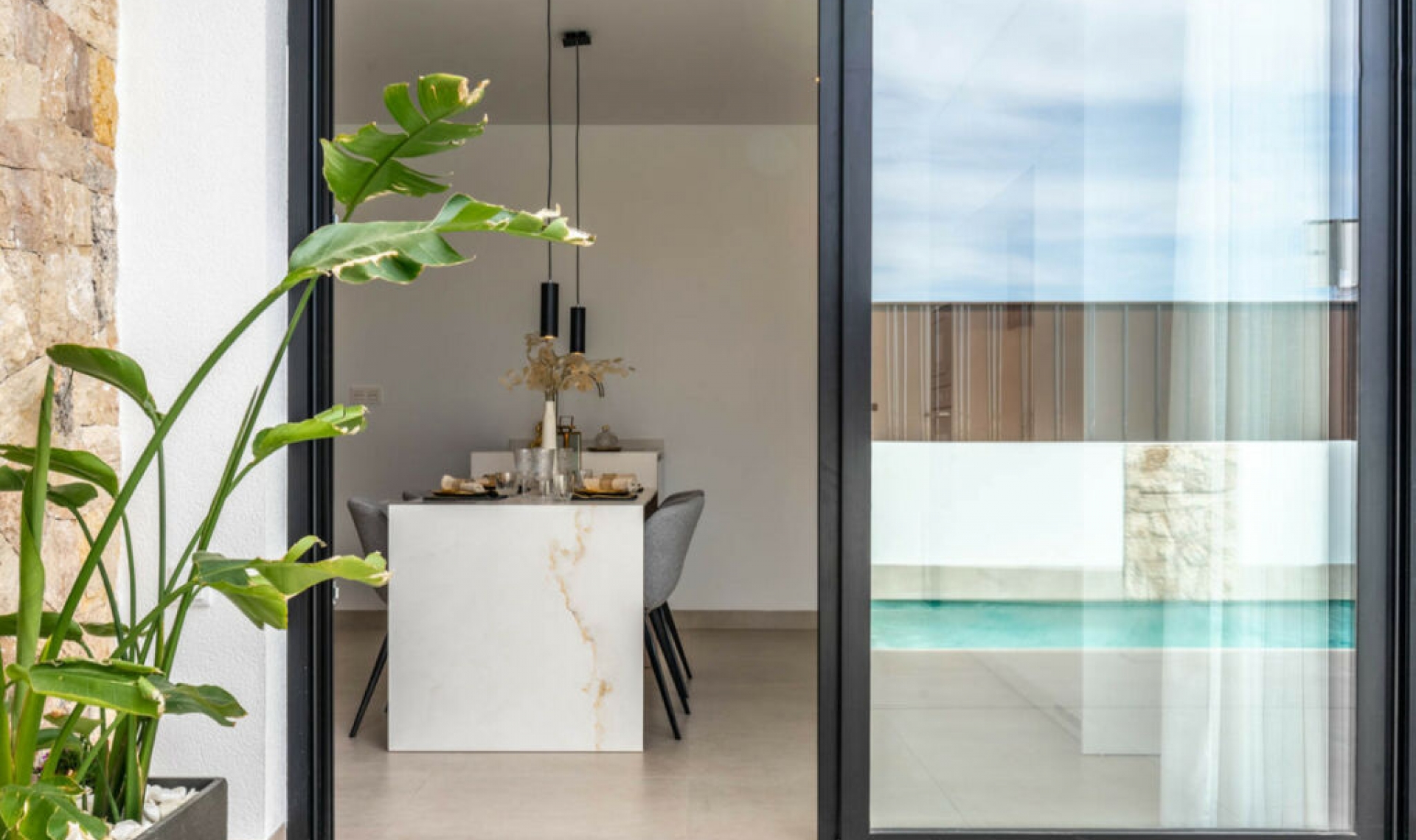 Resale - House -
Roldan