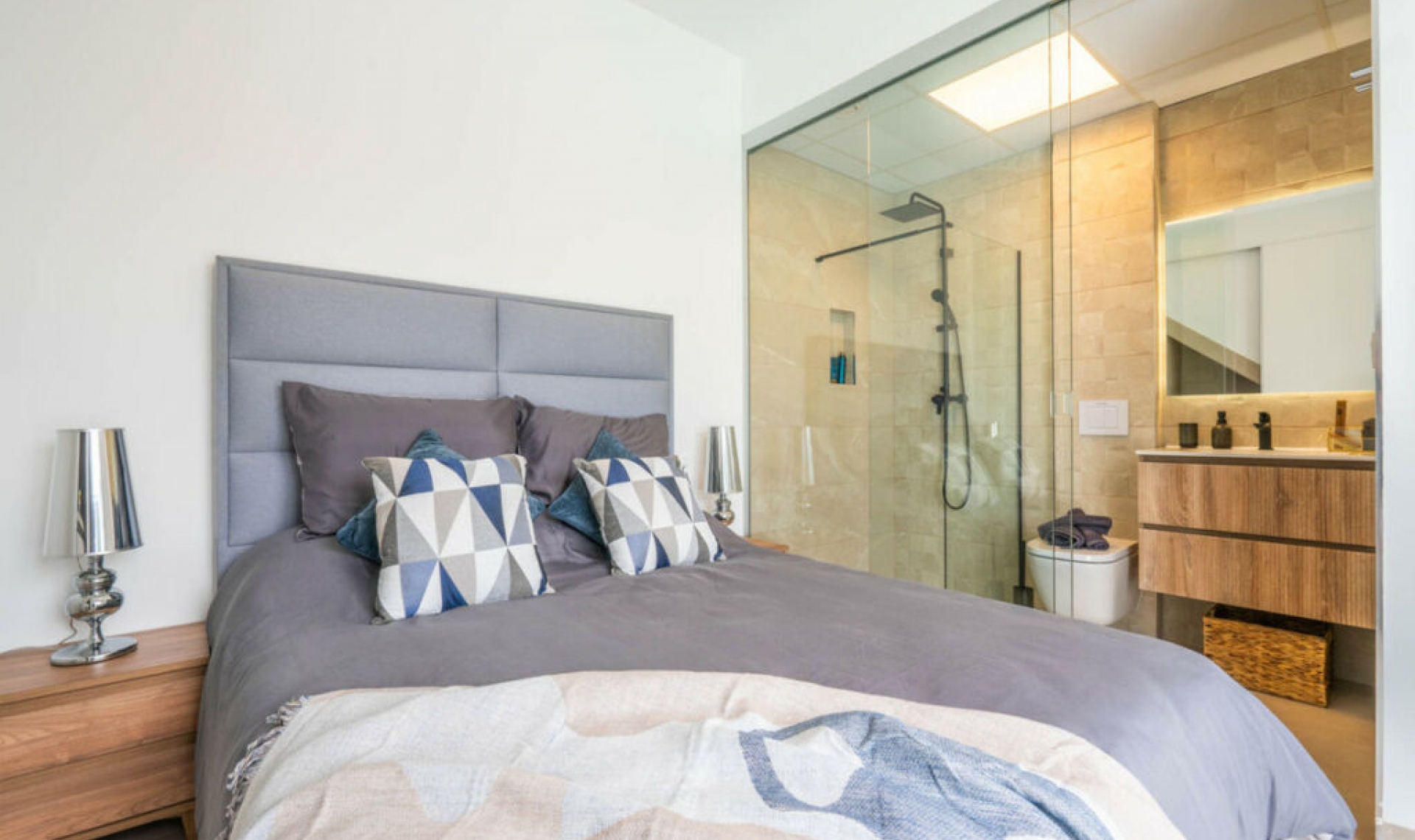 Resale - House -
Roldan