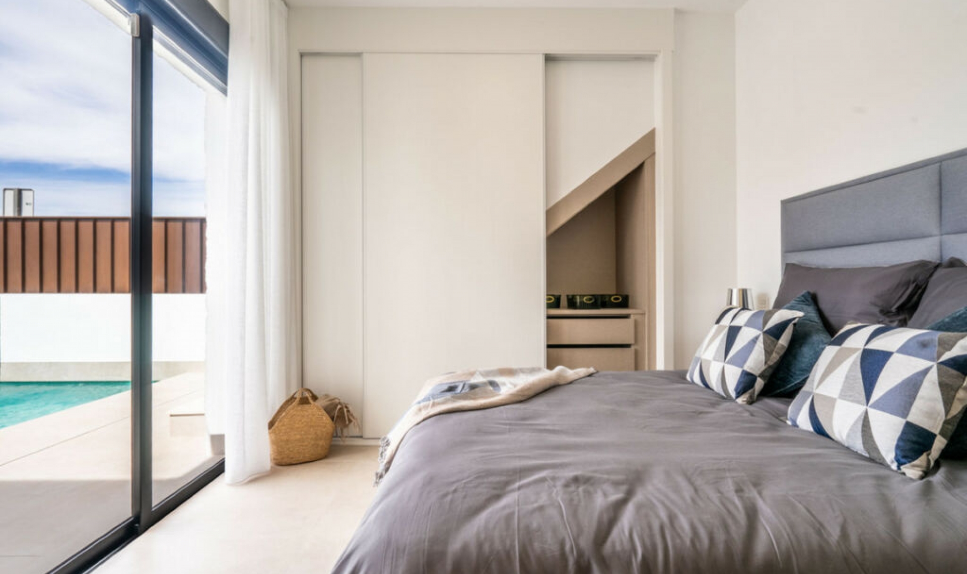 Resale - House -
Roldan