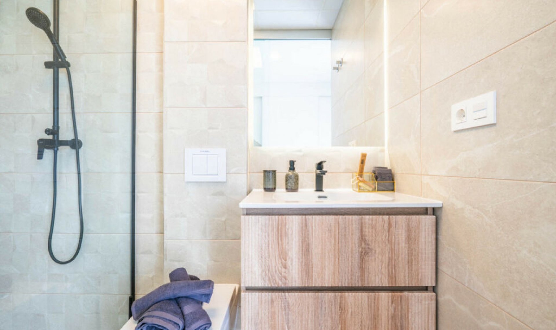 Resale - House -
Roldan