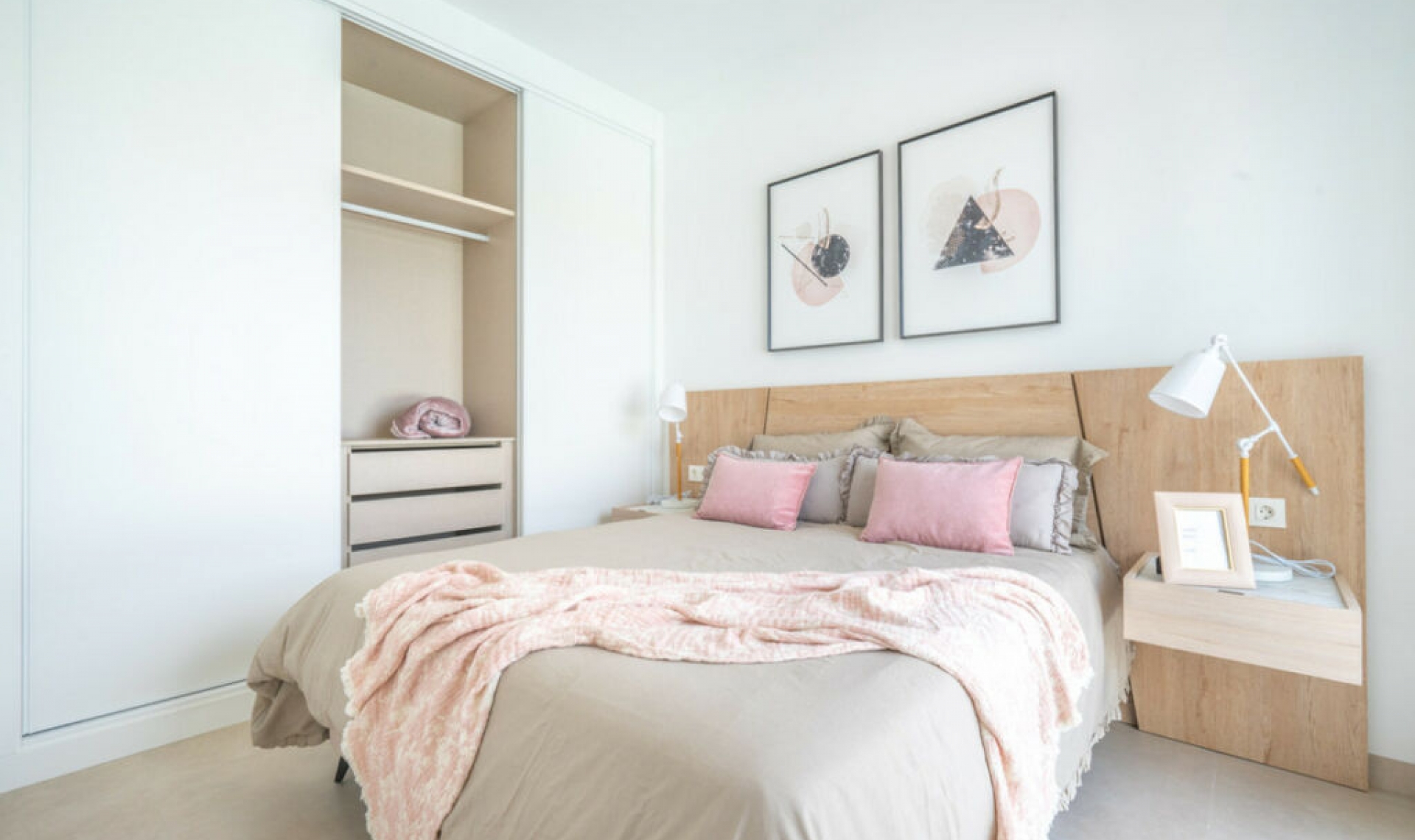 Resale - House -
Roldan