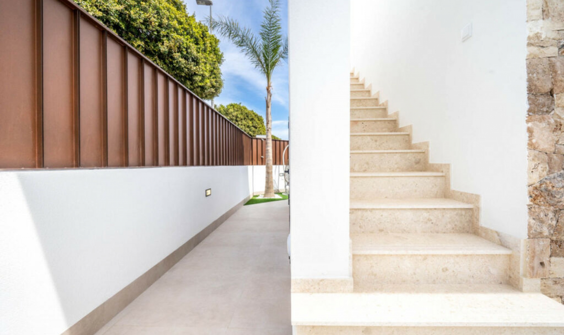 Resale - House -
Roldan