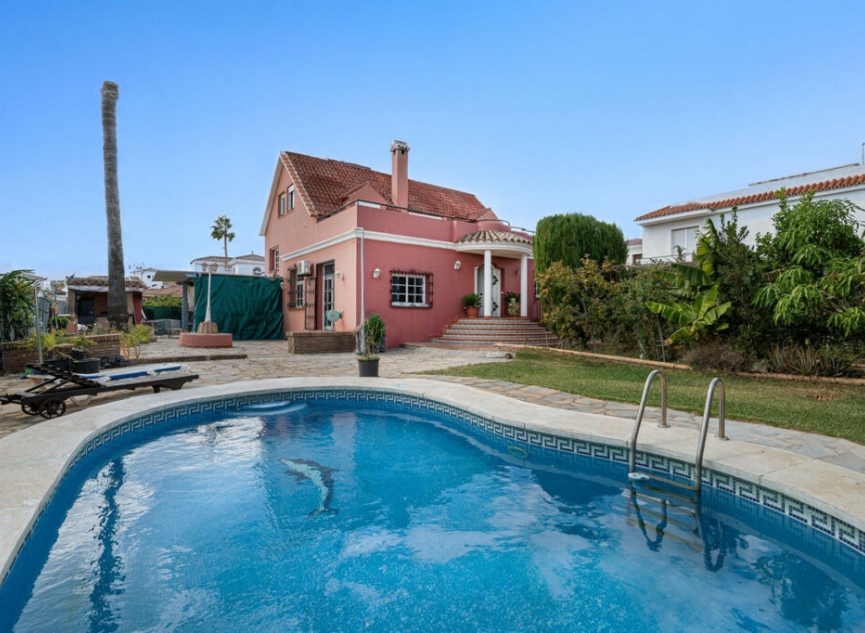 Resale - House -
San Luis de Sabinillas