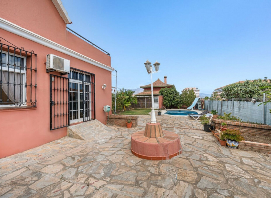 Resale - House -
San Luis de Sabinillas