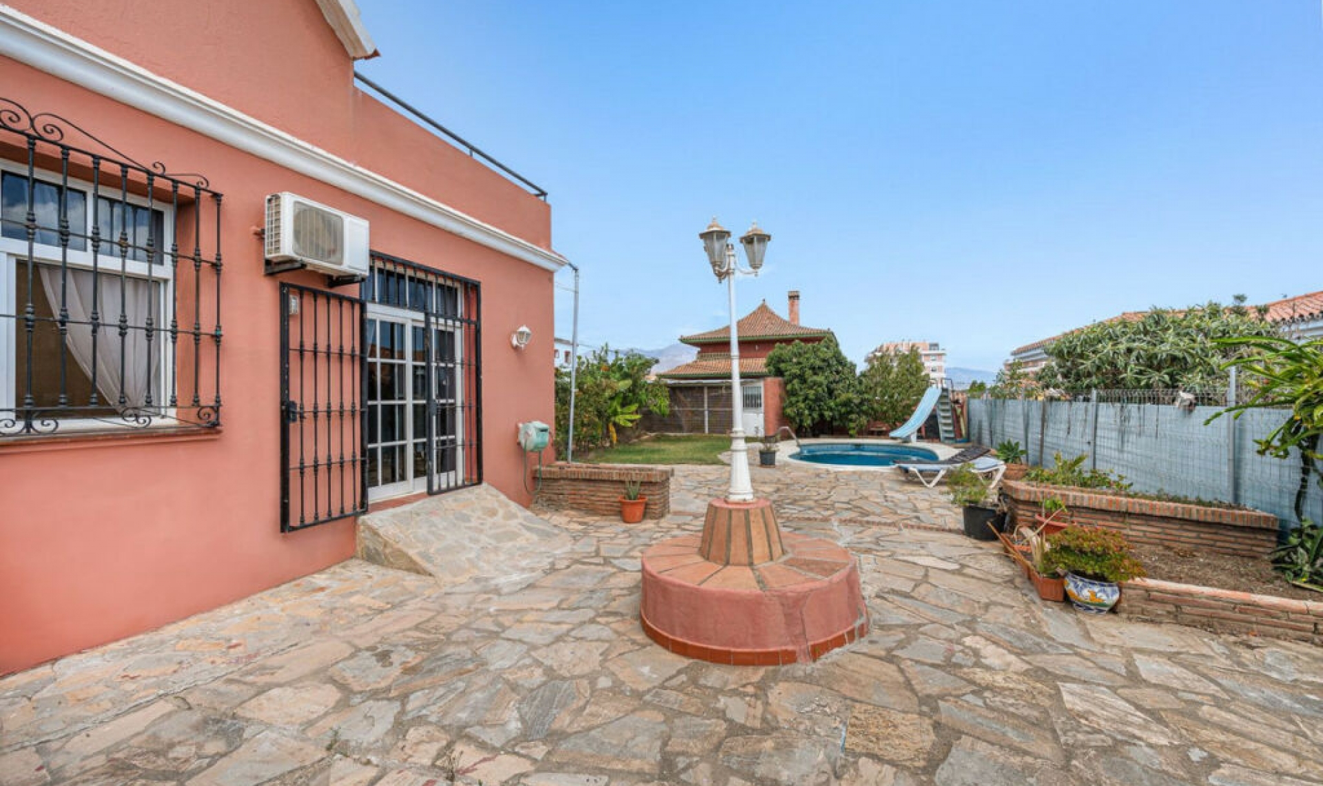 Resale - House -
San Luis de Sabinillas