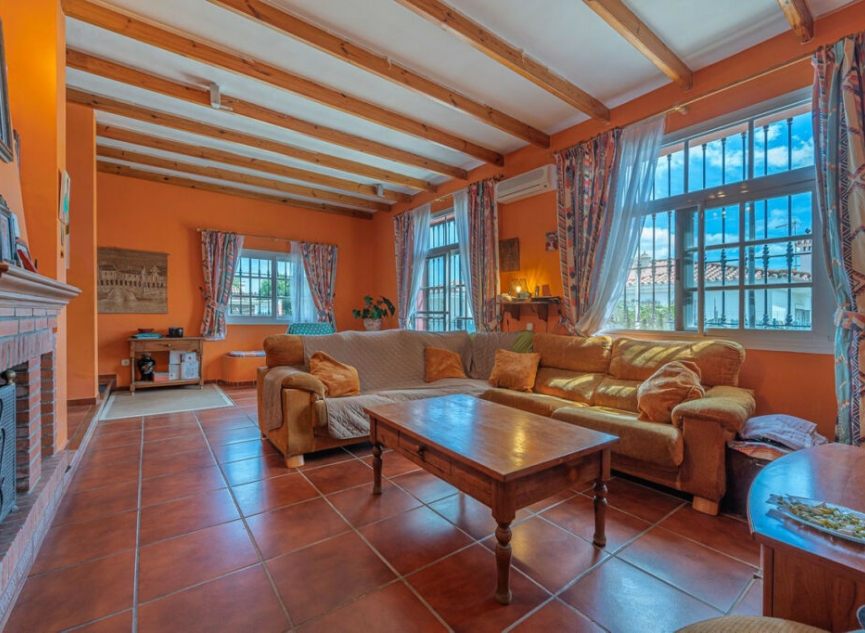 Resale - House -
San Luis de Sabinillas