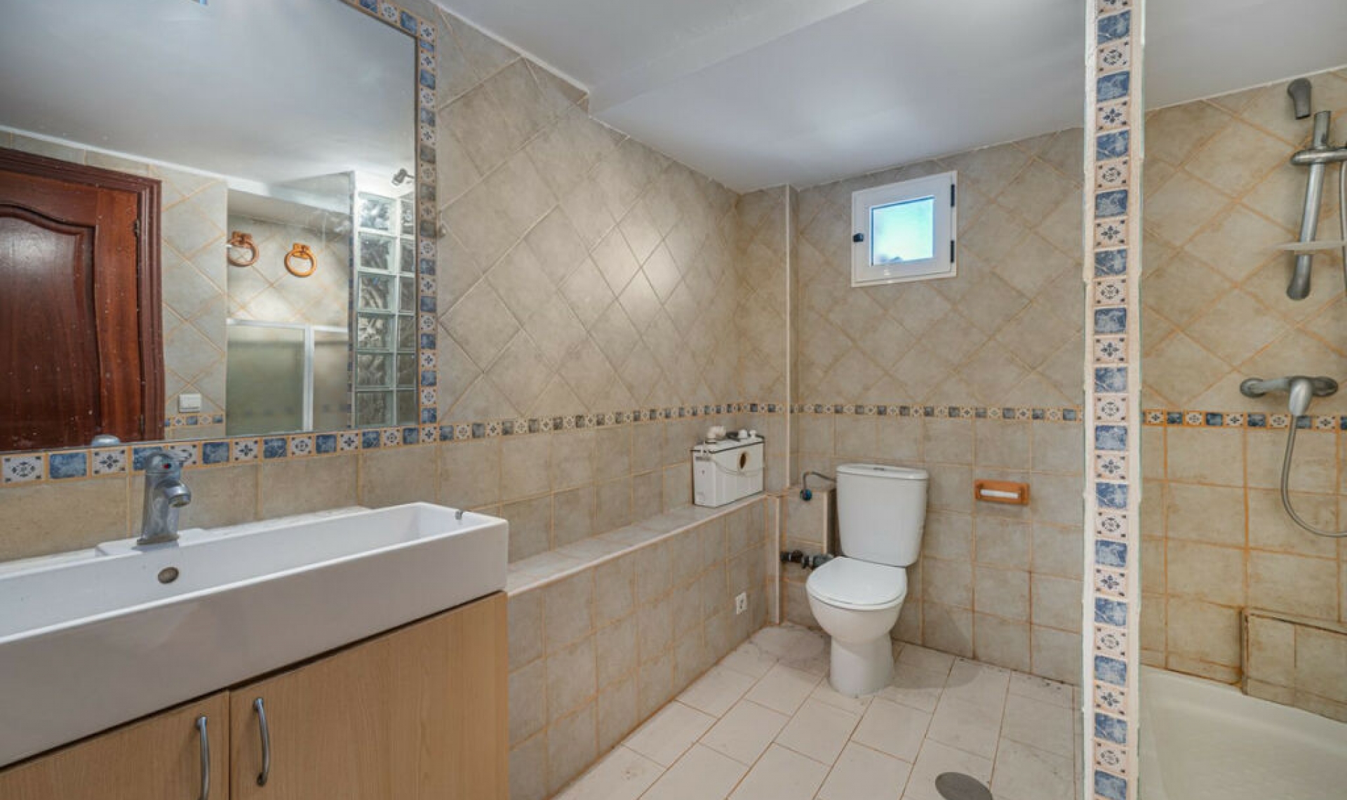 Resale - House -
San Luis de Sabinillas