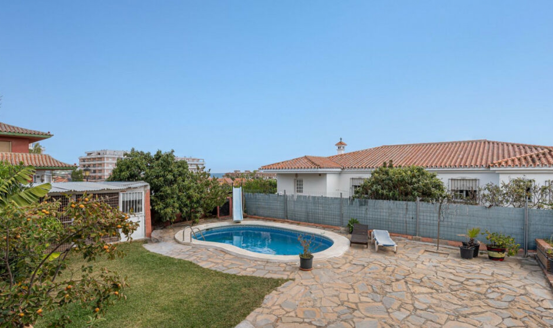 Resale - House -
San Luis de Sabinillas