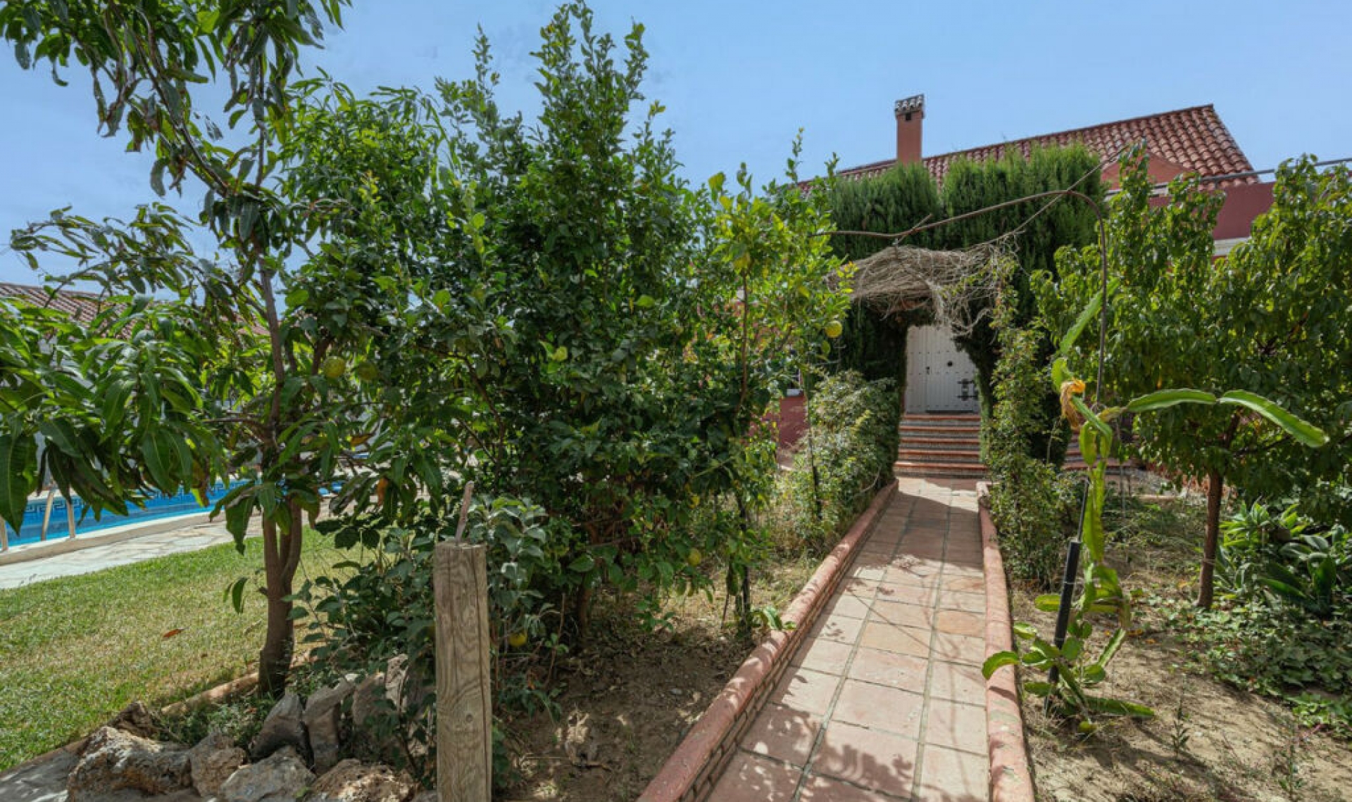 Resale - House -
San Luis de Sabinillas