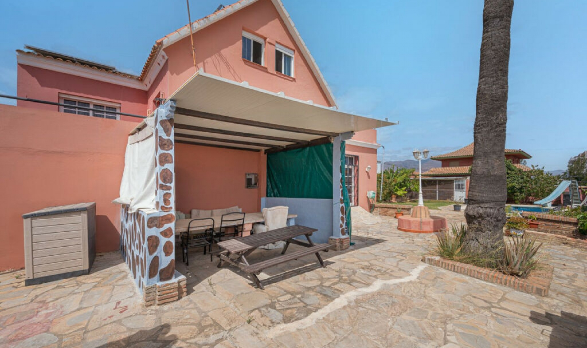 Resale - House -
San Luis de Sabinillas