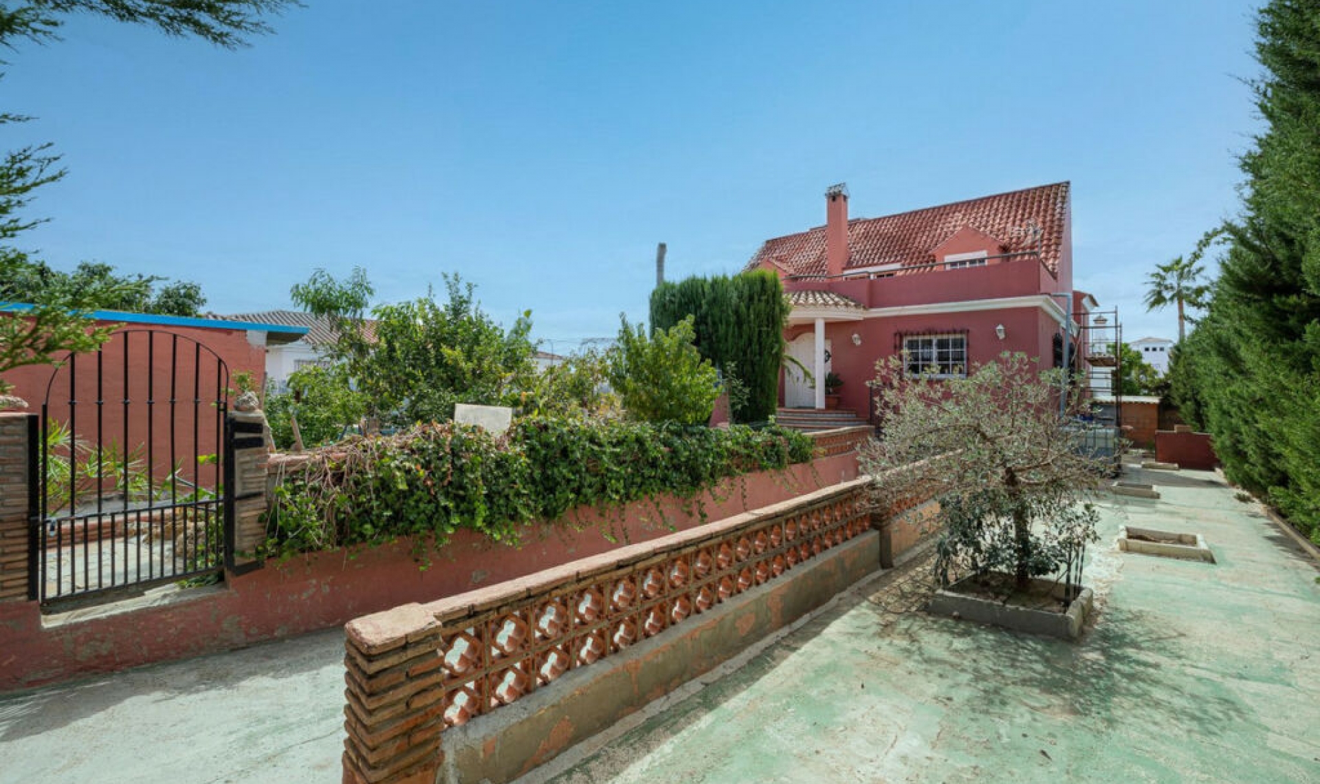 Resale - House -
San Luis de Sabinillas