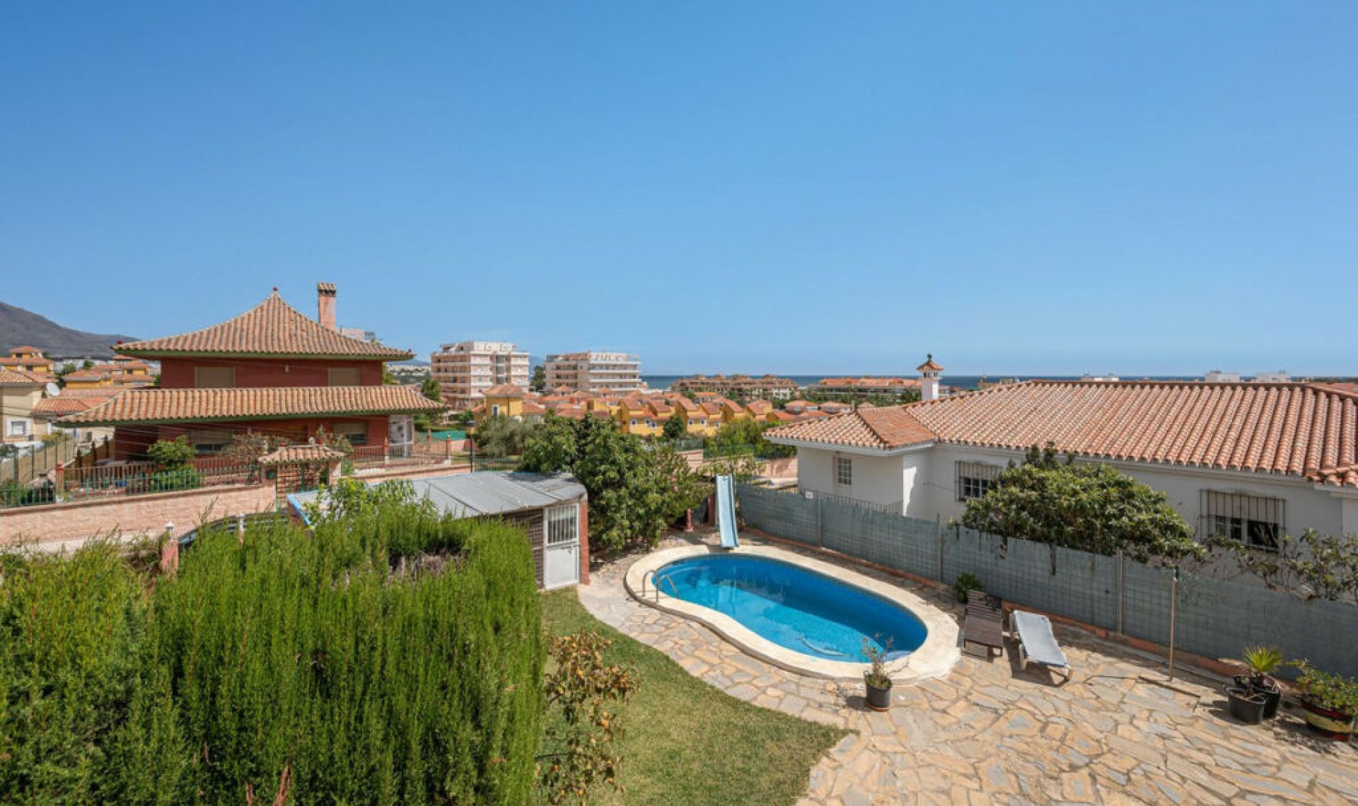 Resale - House -
San Luis de Sabinillas