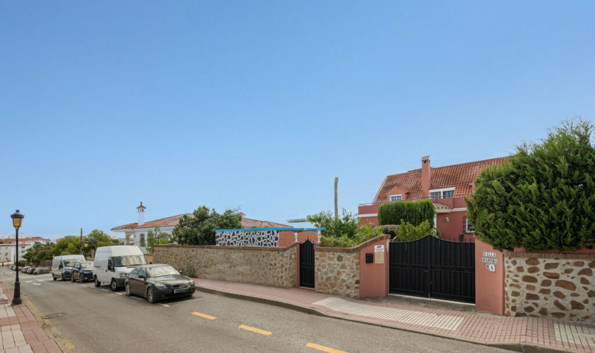 Resale - House -
San Luis de Sabinillas