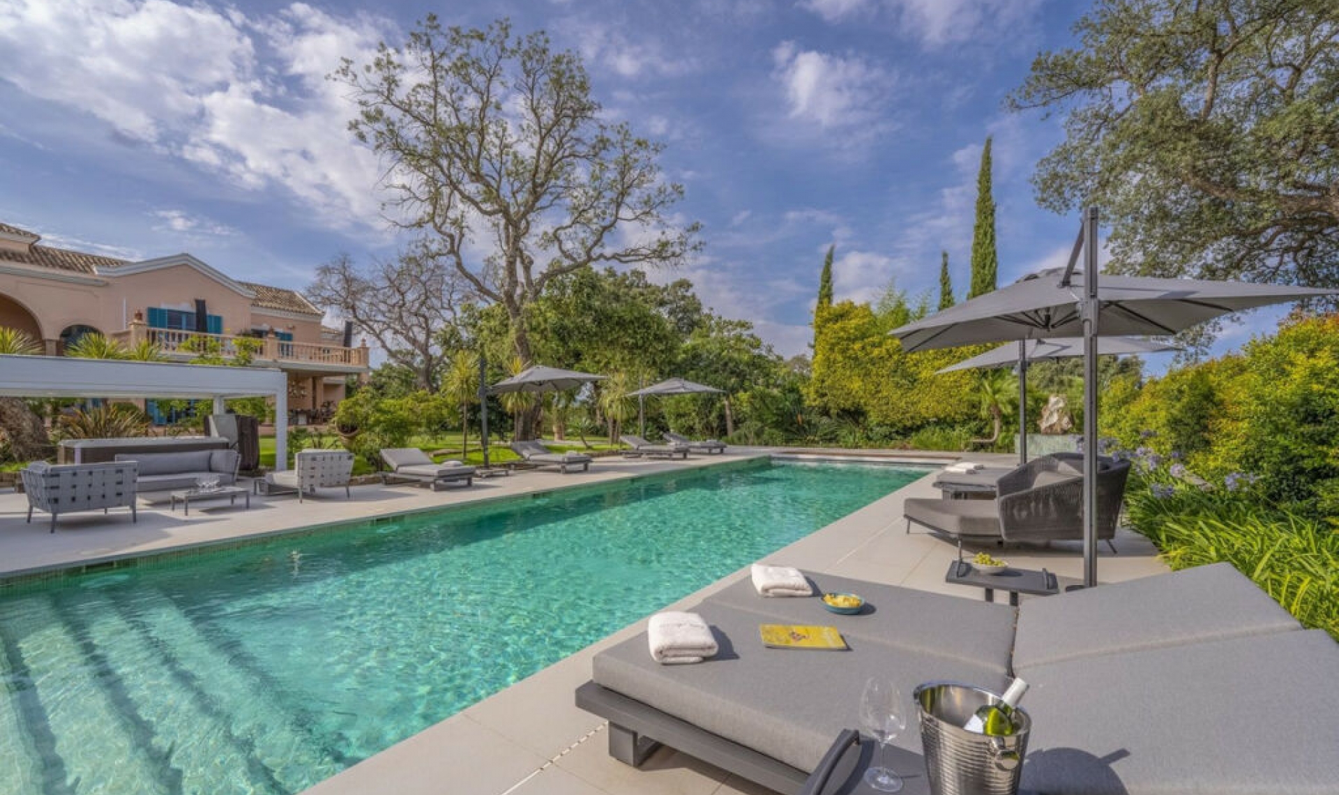 Resale - House -
San Roque Club