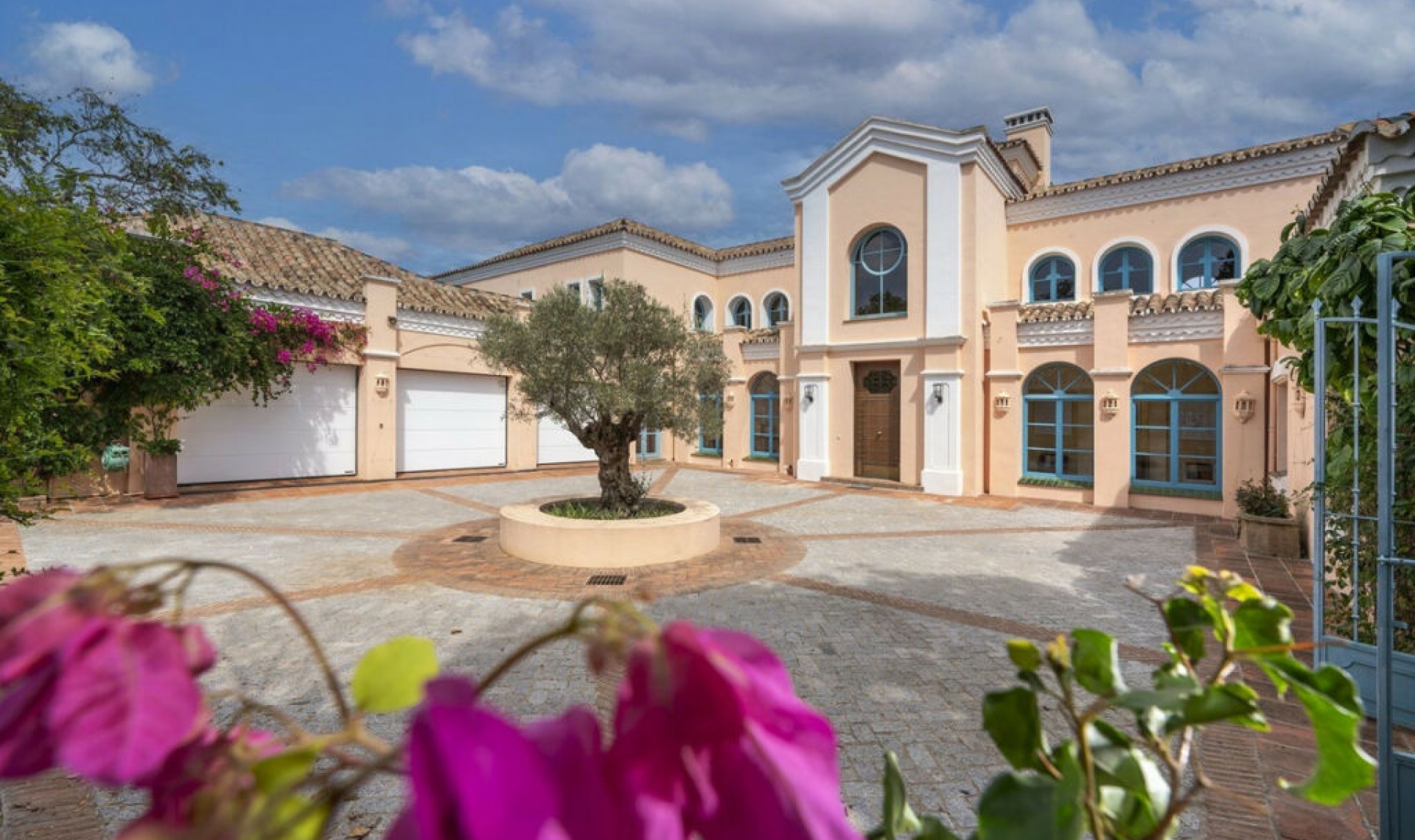 Resale - House -
San Roque Club