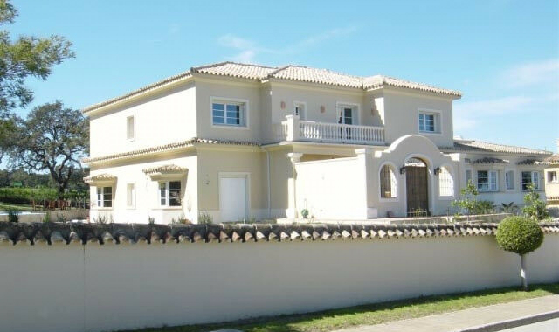 Resale - House -
San Roque Club