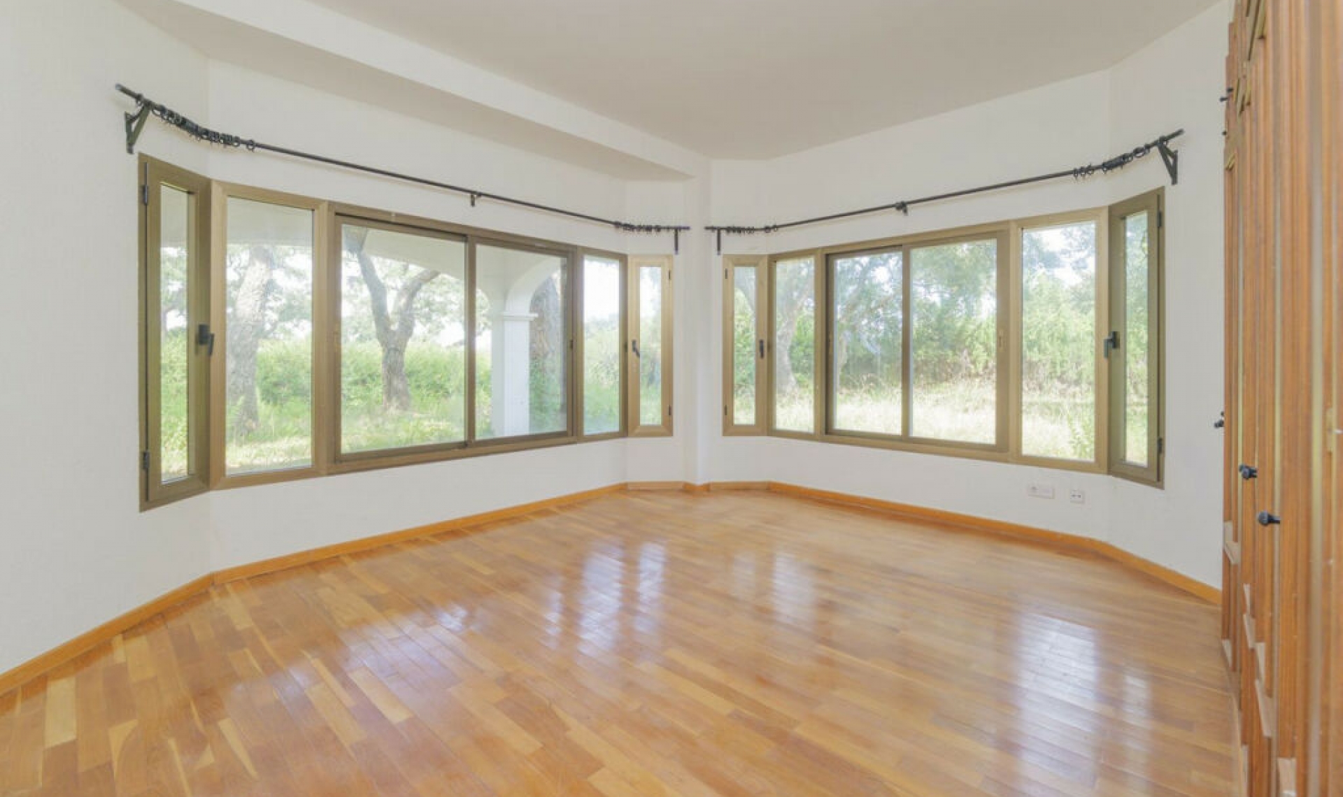 Resale - House -
San Roque Club