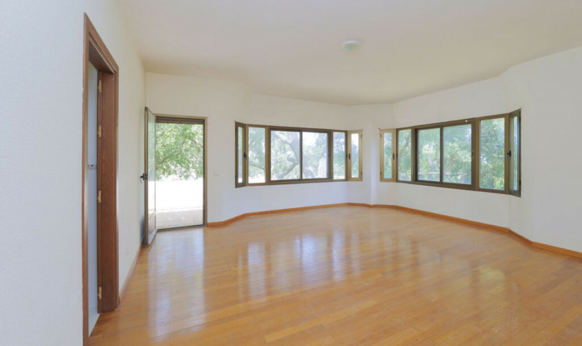 Resale - House -
San Roque Club